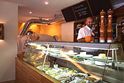 die große Antipasti-Vitrine (Foto: Martin Schmitz)